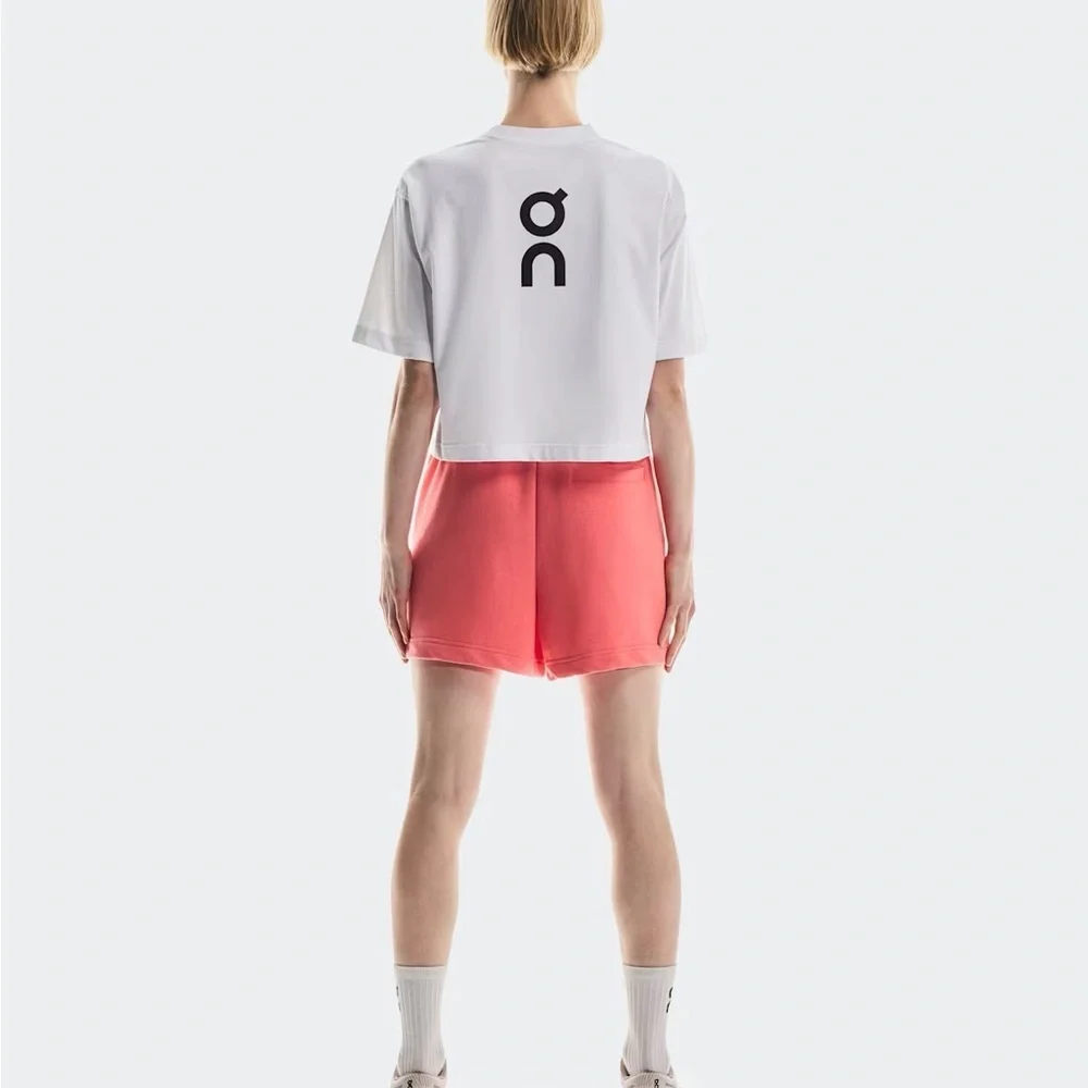 ON RUNNING NWT CLUB SHORTS CORAL SMALL